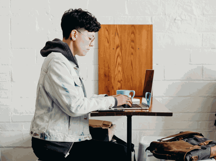 無限シンボル上にDevSecOpsライフサイクルプランのPlan、Code、Build、Test、Release、Deploy、Operate、Monitorが配置され、またセキュリティシールド(SecureとCompliance)が重なっています。